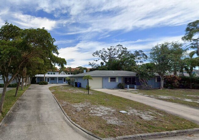 Building Photo - 1BR/1BA Newly Renovated Duplex on Venice I...