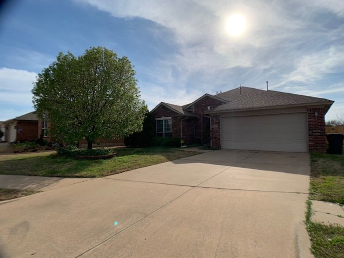 Primary Photo - 3 Bed Home