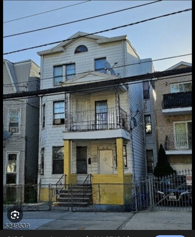 Building Photo - 319 Summer Ave