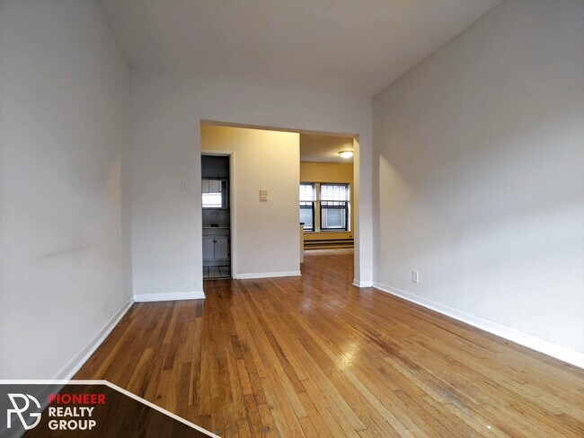 Building Photo - 662 W Cornelia Ave