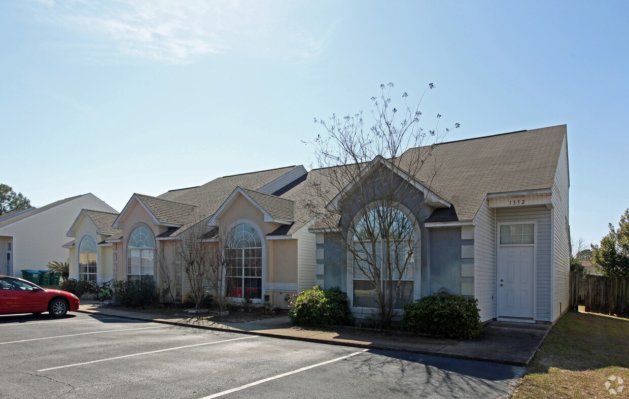 Building Photo - 1352-1358 Redwood Ln