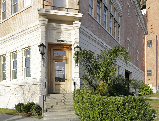 Falstaff Apartments - Falstaff Apartments & Dorgenois Lofts