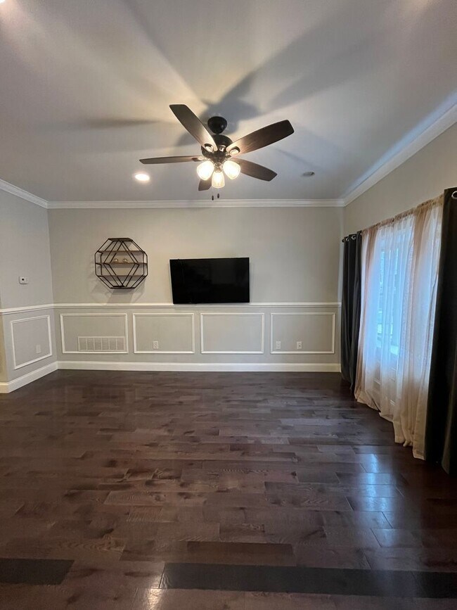 Building Photo - Spacious 3 Bed / 2.5 Bath Home in Point Br...