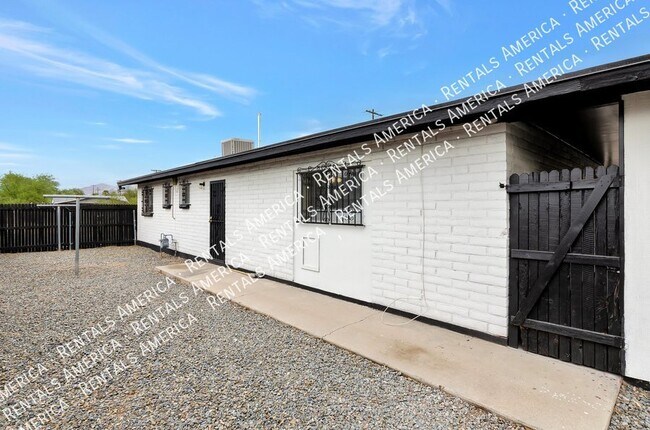 Building Photo - Great 4-bedroom 2 bath near the U of A!