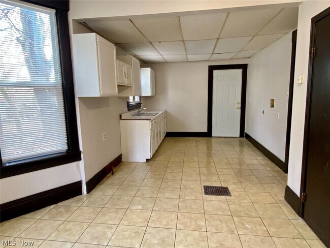 Building Photo - 390 Doyle St