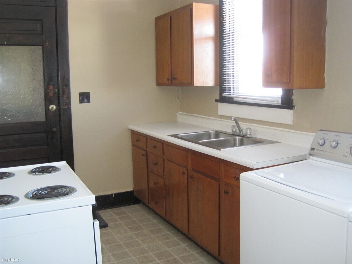 Building Photo - 2 br, 1 bath  - 104 E 2nd St