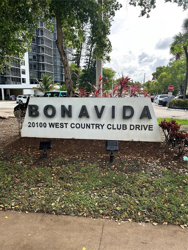 Foto principal - 20100 W Country Club Dr