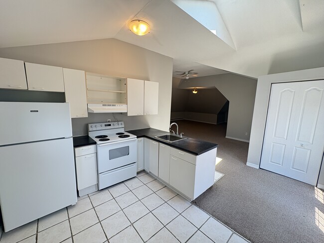 Building Photo - Spacious Studio in Desirable Durand Includes Parking