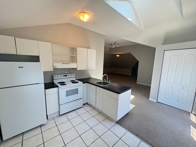 Photo du bâtiment - Spacious Studio in Desirable Durand Includes Parking
