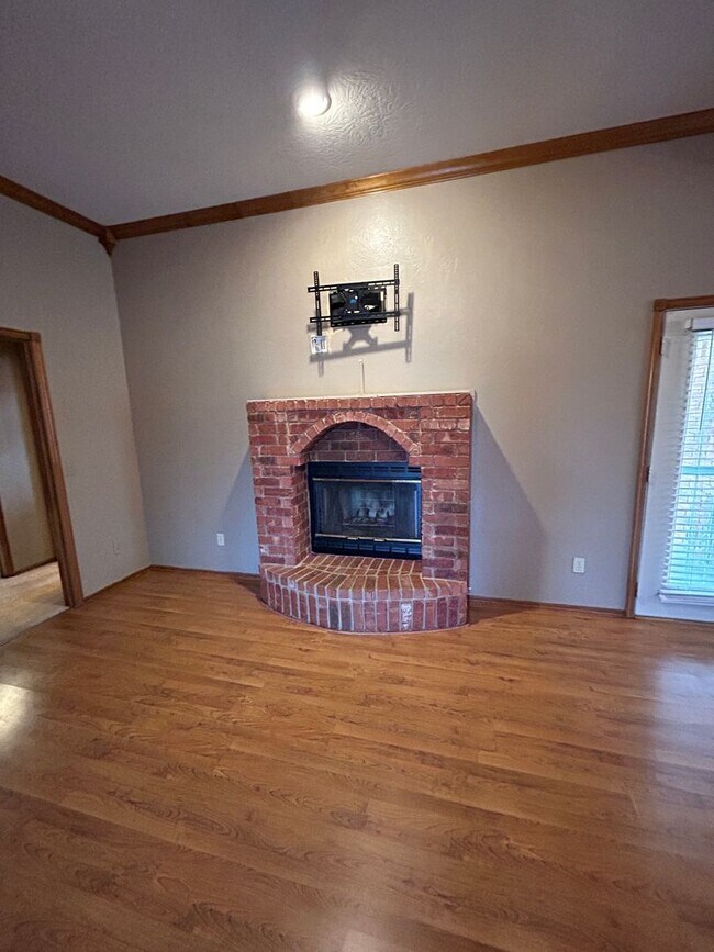 Building Photo - 3 Bed, 2 Bath in the Eisenhower School Dis...