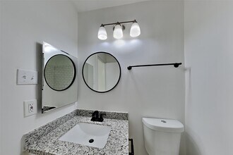 Building Photo - 2137 Parkdale Dr