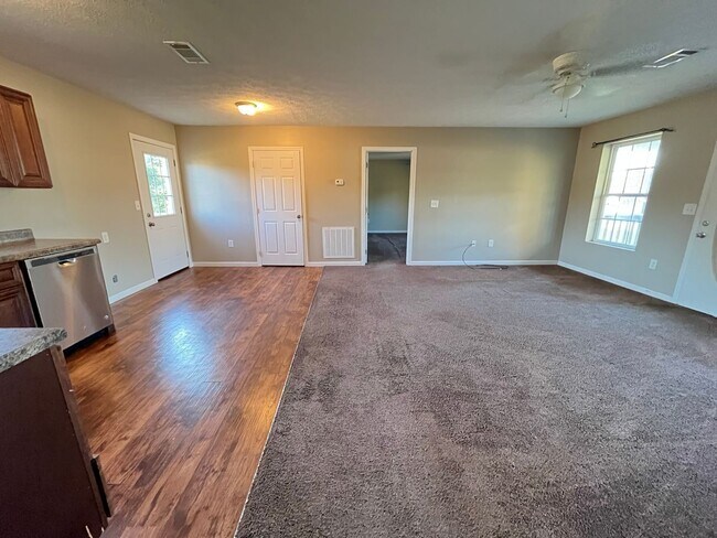 Foto del edificio - 3 bedroom 2 bath single family home in White Pine