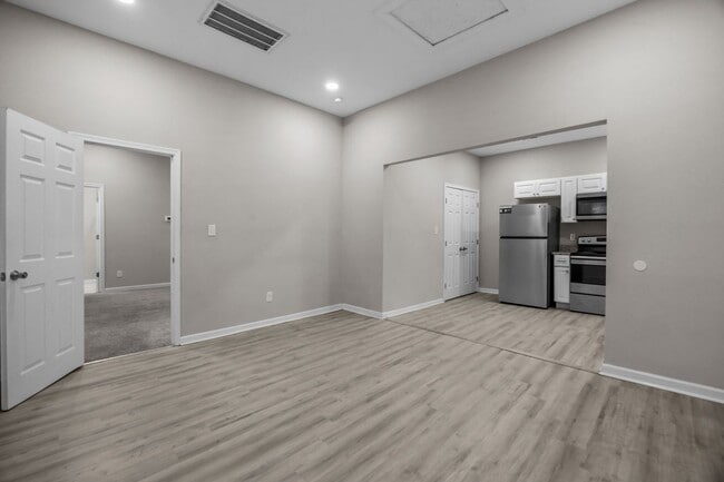 Building Photo - 126 Linden Ave
