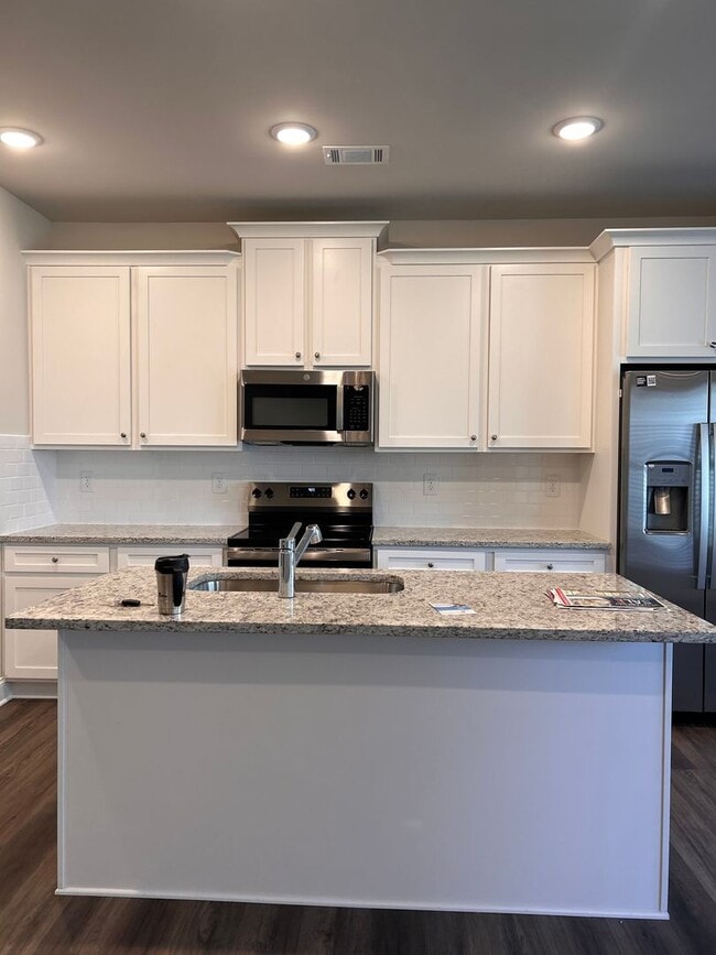 Building Photo - Townhome