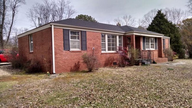 Building Photo - 3600 Lakewood Dr NW