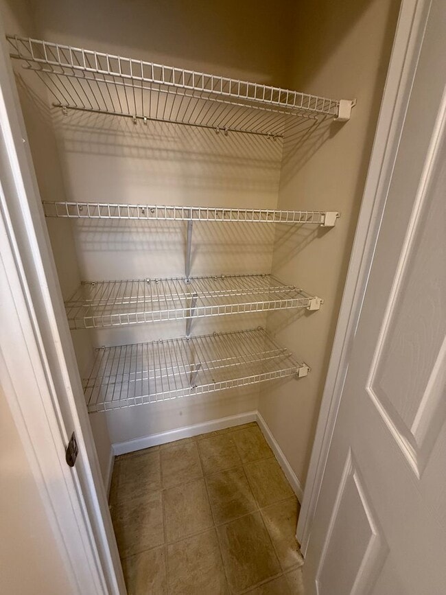 Building Photo - Spacious 4 bedroom 2.5 bath home in North Knoxville