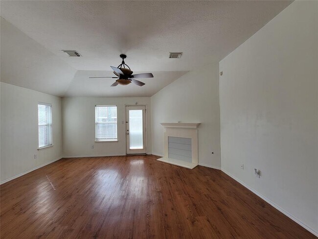 Foto del edificio - 17807 Memorial Falls Dr