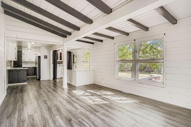 Foto del edificio - Charming Ranch Home with Spacious Yard and...