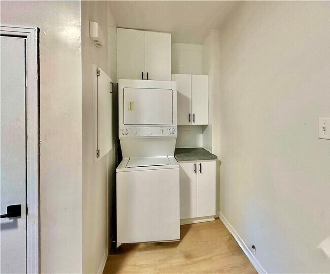 Building Photo - 162 Ivy Crescent