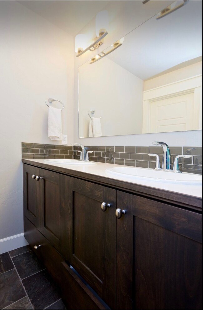 Segundo baño - 517 W Cagney St