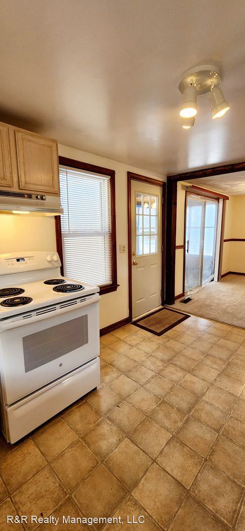 Building Photo - 3 br, 1 bath House - 110 Davis Street