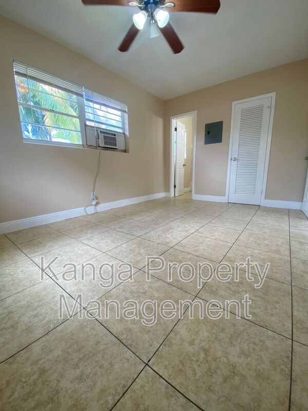 Foto del edificio - 4820 Maine St