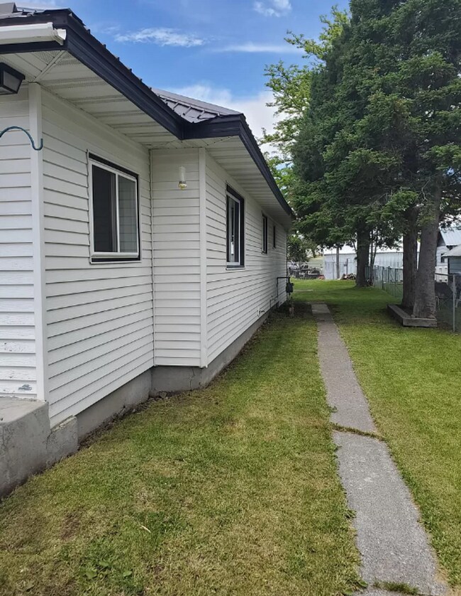 Building Photo - 2 Bedroom, Bonus Room, 1 Bathroom, Home Fo...