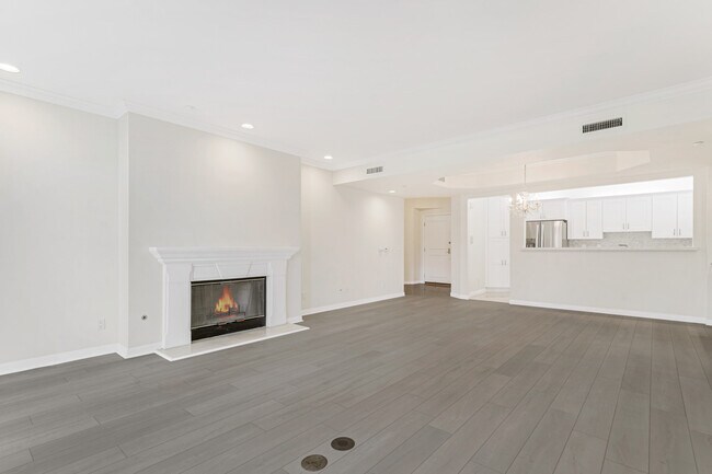 Building Photo - 121 N Almont Dr