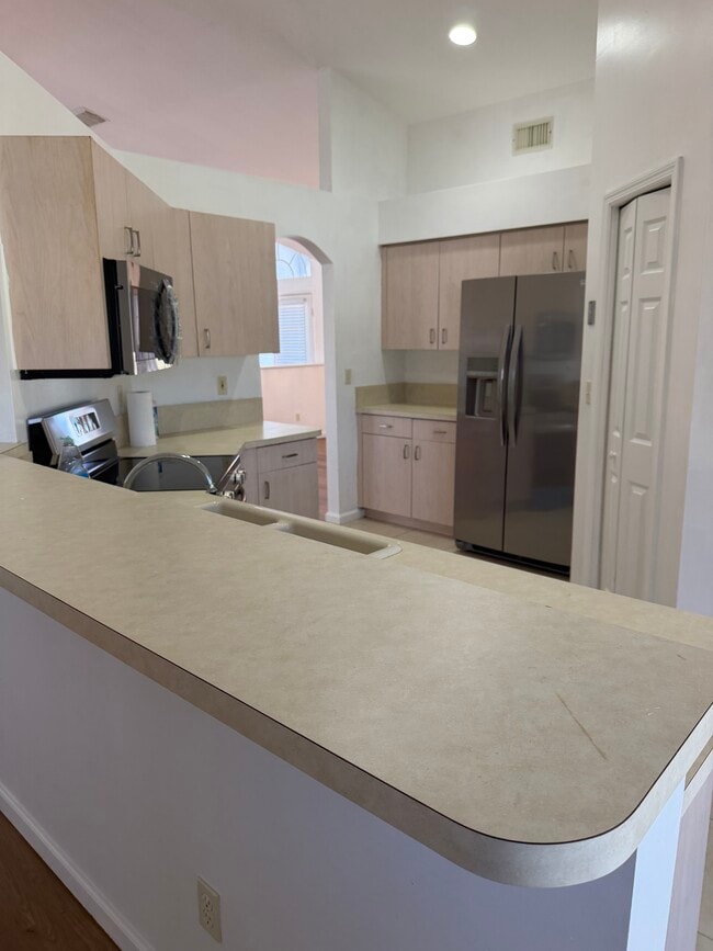 Building Photo - 137 SW Meade Cir