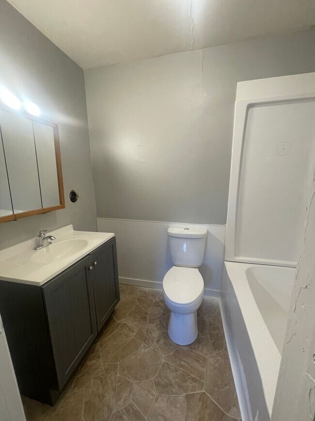 Building Photo - 2 bedroom 1 bath home