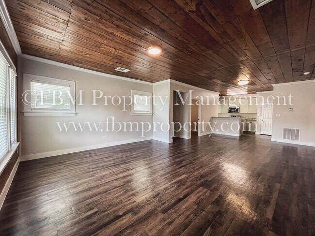 Building Photo - 104 Sunset Circle - Beautiful 4 Bedroom, 2...