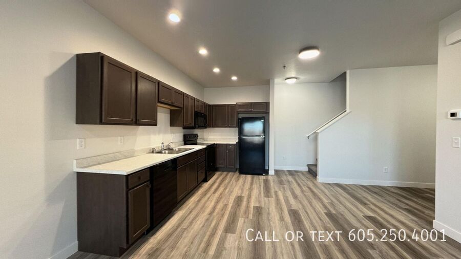 Foto principal - Modern Luxury: 3BR Townhome with Stylish F...