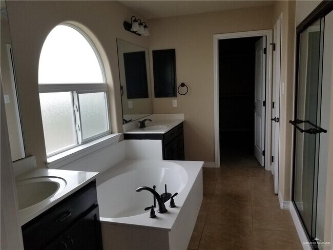 Foto del edificio - 3803 Santa Veronica St