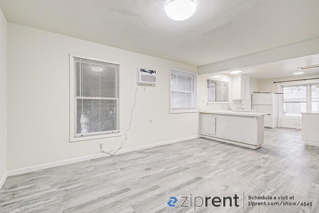 Foto del edificio - 921 Rivera Dr