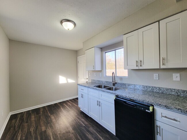 Foto del edificio - REMODELED/ UPDATED 4 BEDROOM 2 BATH WITH C...