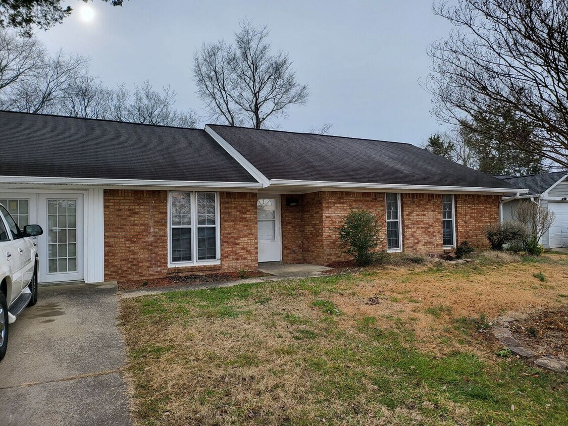 Primary Photo - Nice brick ranch 4 bedroom 2 bath in Hermi...
