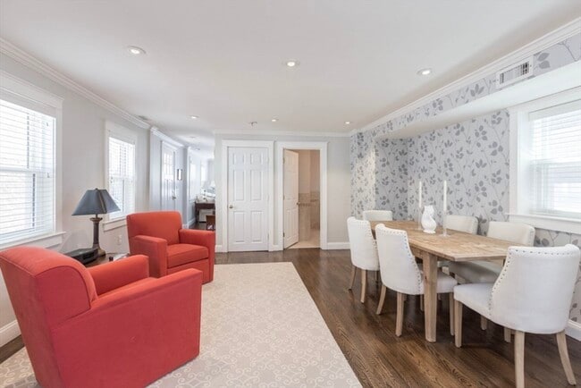 Building Photo - 622 E 2nd St