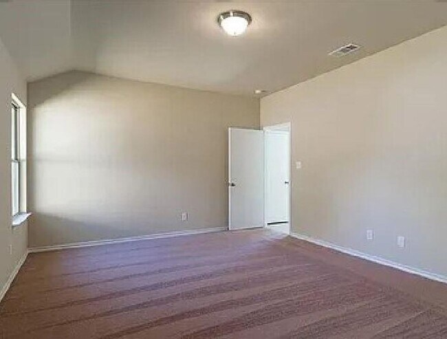 Foto del edificio - Spacious 3 bedroom, 2 bath available!