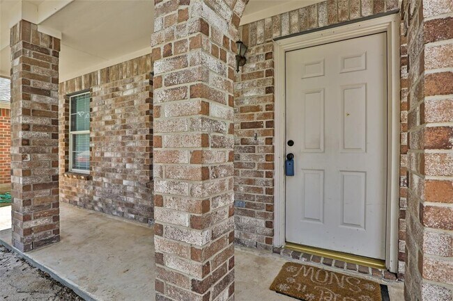 Building Photo - 2526 Halstead Dr