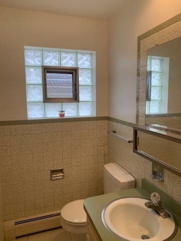 2nd bathroom - 5004 W Montrose Ave
