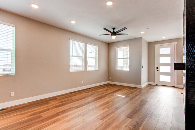 Spacious living room - 2656 W 68th Pl