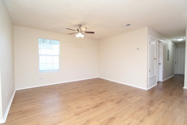 Building Photo - 3 bedroom patio home near Downtown Pensaco...
