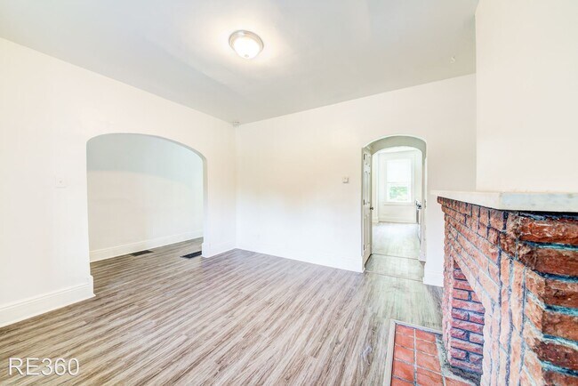 Building Photo - 2 br, 1.5 bath House - 226 Cedarhurst St B...