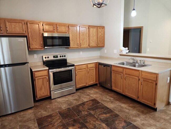 Building Photo - Beautiful 2 bedroom 2 bath duplex with 2 c...