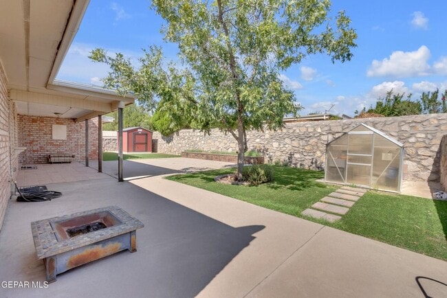 Building Photo - Come to check this beautiful house 4 bedrooms, possible 5th bed and 3 baths.