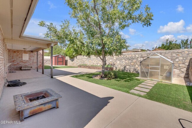 Foto del edificio - Come to check this beautiful house 4 bedrooms, possible 5th bed and 3 baths.