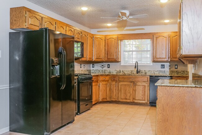 Building Photo - Conveniently Located 3 Bedroom