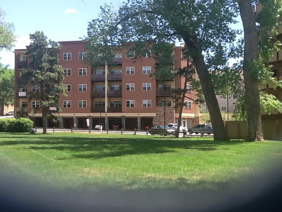 NEW HIGH RISE ON MOMJMENT VALLEY PARK, 1 BLOCK FROM FINE ARTS CENTER - 17 Valley Pl