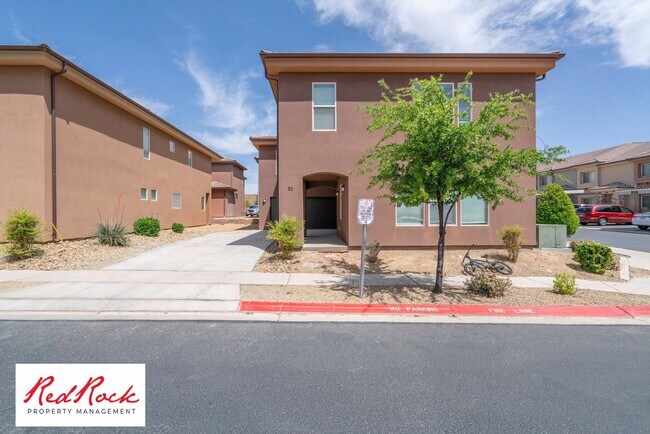 Foto del edificio - DOG-FRIENDLY 4 Bedroom Townhome with INTER...