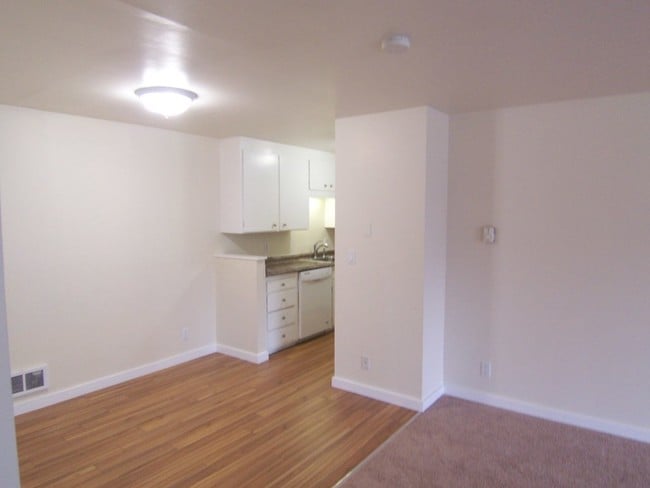 Building Photo - 9511 Roosevelt Way NE